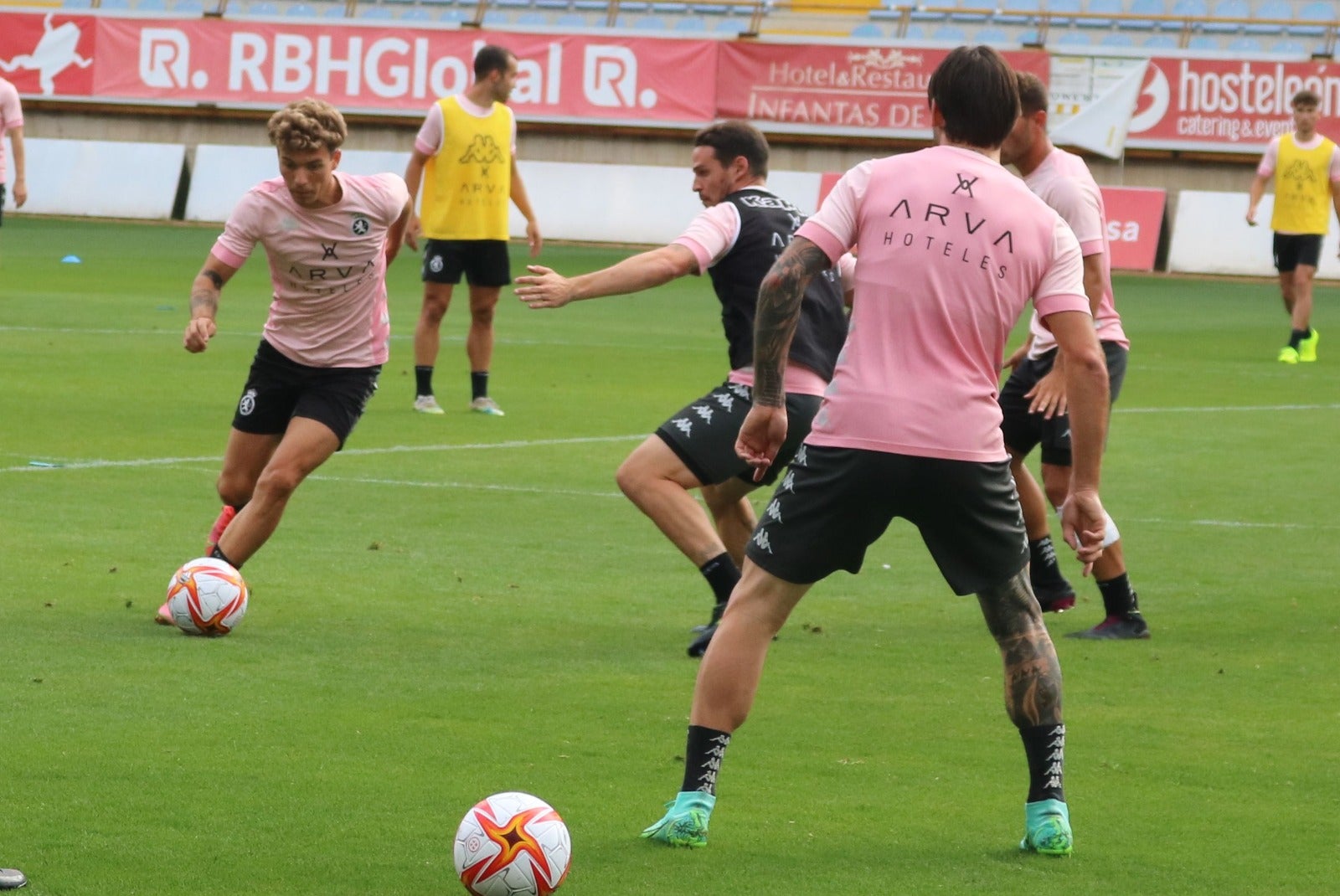 El conjunto leonés ha entrenado por primera vez en el estadio capitalino superado el ecuador de la pretemporada.