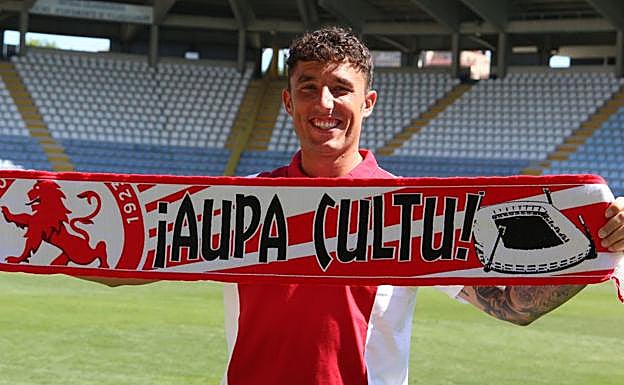 Gálder Cerrajería posa con la bufanda de la Cultural.