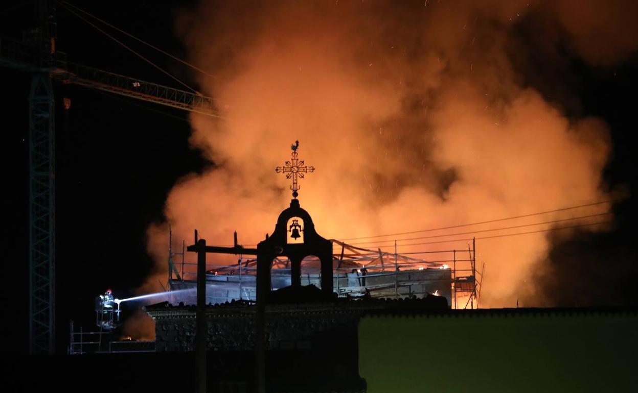 Imagen del aparatoso incendio en el monasterio de Alconada en llamas.