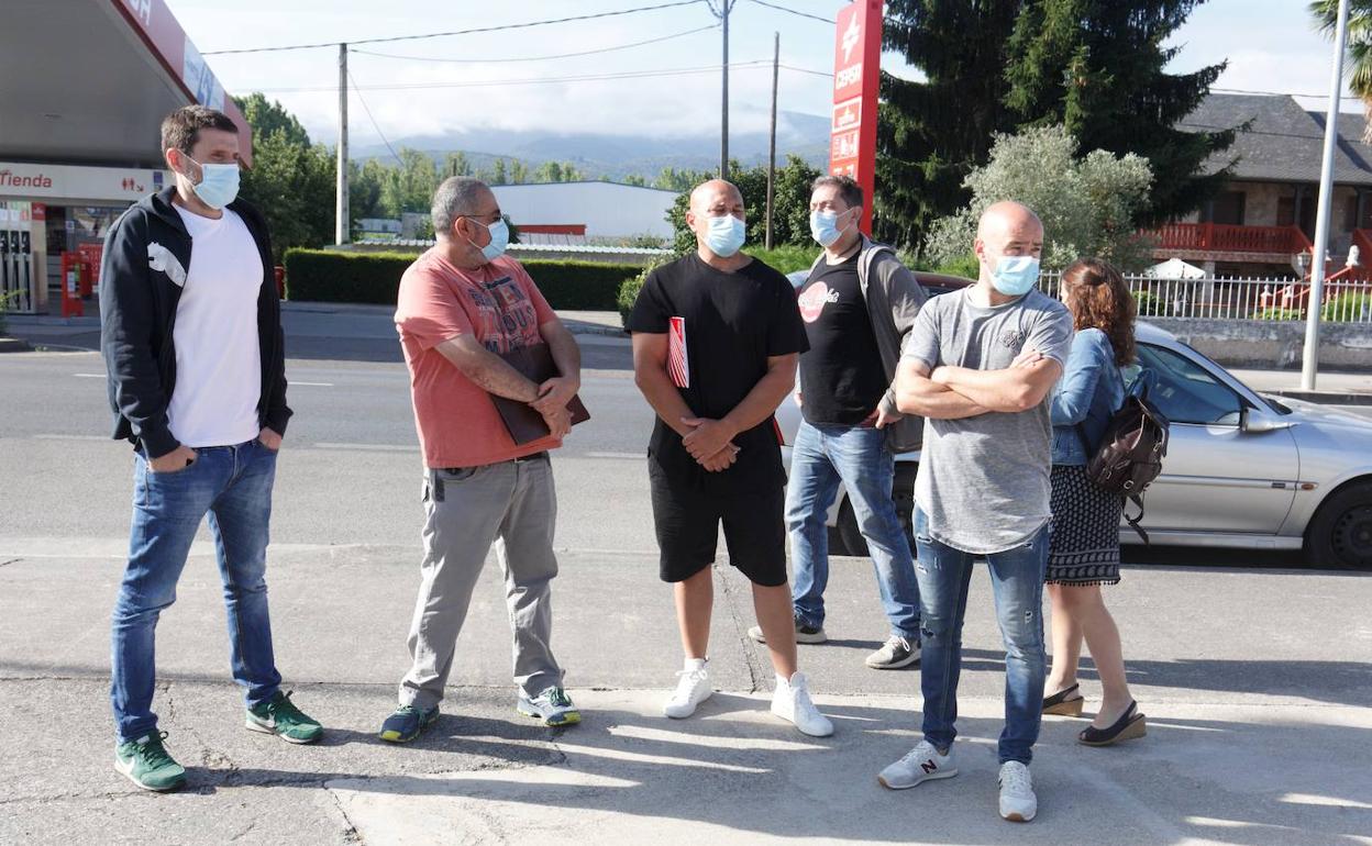 Miembros del comité de empresa de LM antes de una reunión de la mesa negociadora.