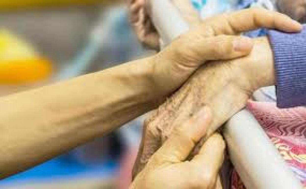 Los casos activos de covid-19 en residencias de Castilla y León se reducen un 41% en una semana