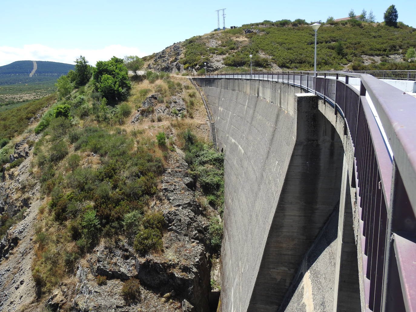 Hace más de 25 años que un enorme muro de hormigón de 38 metros de altura saluda cada mañana a los 28 vecinos de la localidad de Villagatón | La presa nunca se ha llenado aunque la previsión es que en diciembre de este mismo año se cierren sus compuertas y comience a almacenar agua. 