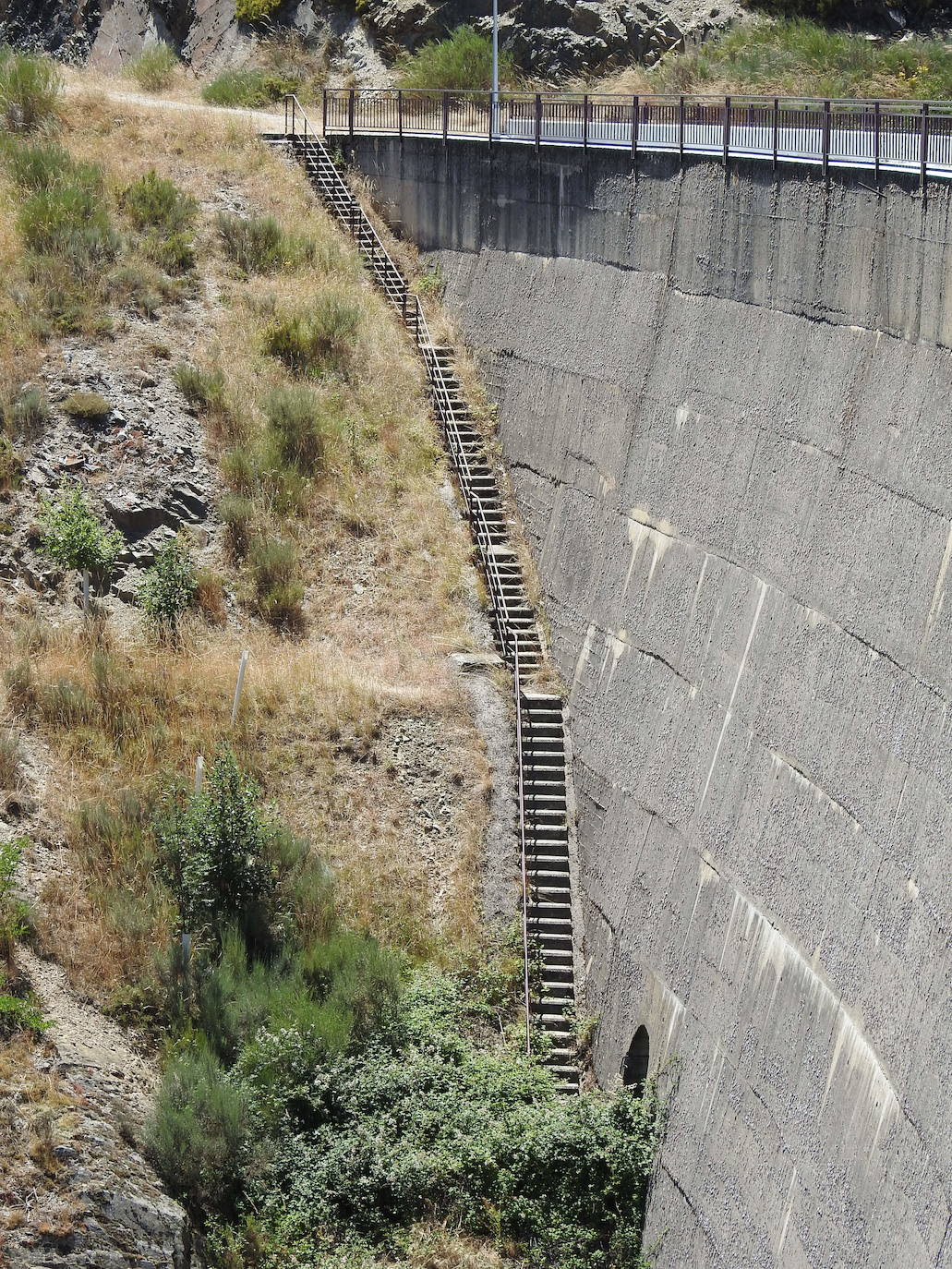 Hace más de 25 años que un enorme muro de hormigón de 38 metros de altura saluda cada mañana a los 28 vecinos de la localidad de Villagatón | La presa nunca se ha llenado aunque la previsión es que en diciembre de este mismo año se cierren sus compuertas y comience a almacenar agua. 