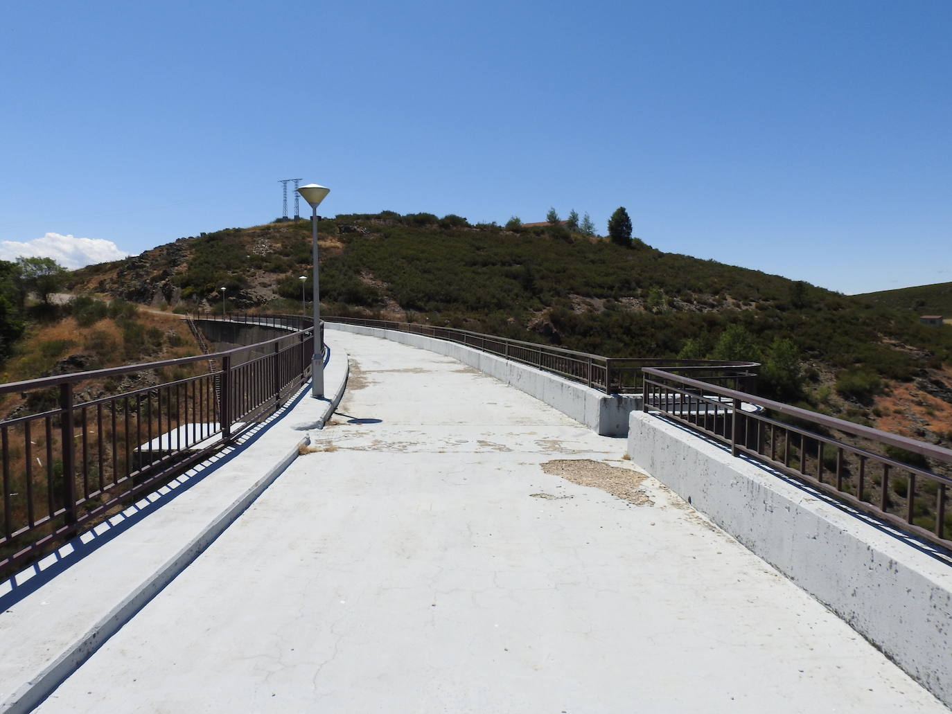 Hace más de 25 años que un enorme muro de hormigón de 38 metros de altura saluda cada mañana a los 28 vecinos de la localidad de Villagatón | La presa nunca se ha llenado aunque la previsión es que en diciembre de este mismo año se cierren sus compuertas y comience a almacenar agua. 