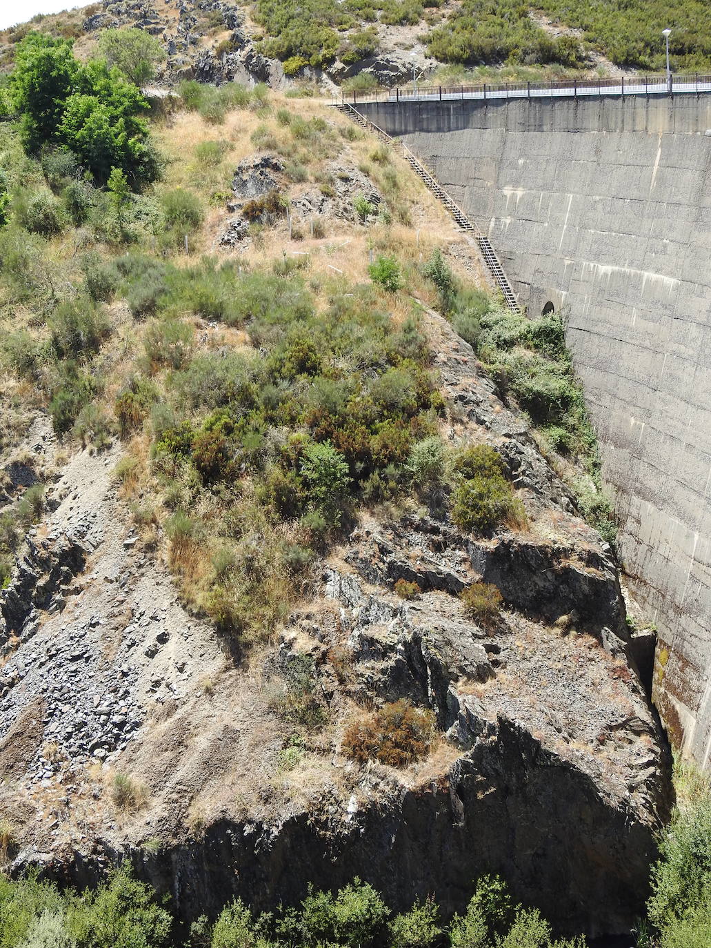 Hace más de 25 años que un enorme muro de hormigón de 38 metros de altura saluda cada mañana a los 28 vecinos de la localidad de Villagatón | La presa nunca se ha llenado aunque la previsión es que en diciembre de este mismo año se cierren sus compuertas y comience a almacenar agua. 