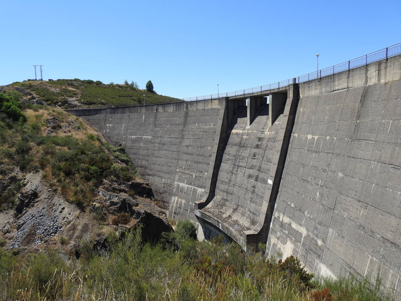 Hace más de 25 años que un enorme muro de hormigón de 38 metros de altura saluda cada mañana a los 28 vecinos de la localidad de Villagatón | La presa nunca se ha llenado aunque la previsión es que en diciembre de este mismo año se cierren sus compuertas y comience a almacenar agua. 