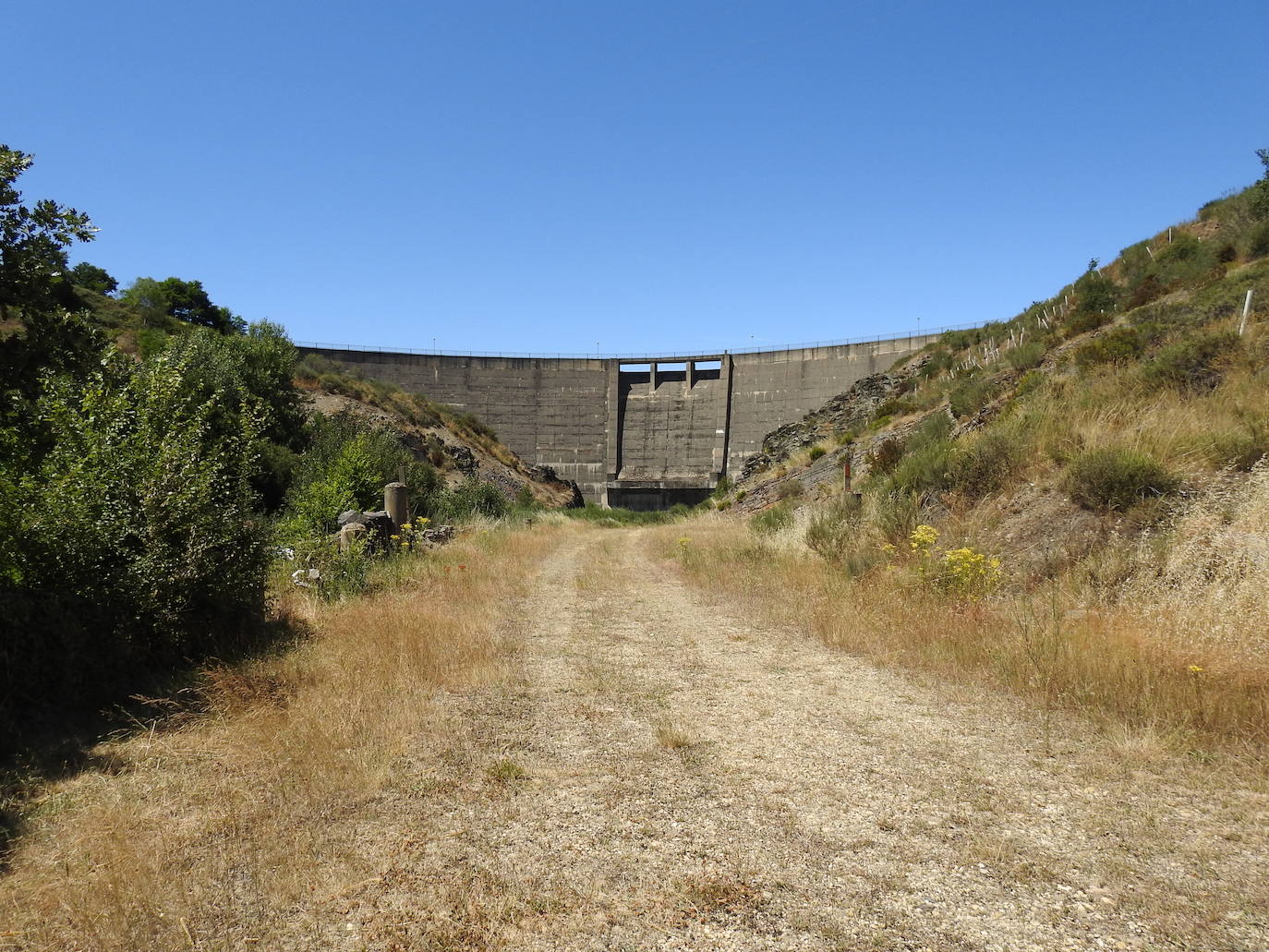 Hace más de 25 años que un enorme muro de hormigón de 38 metros de altura saluda cada mañana a los 28 vecinos de la localidad de Villagatón | La presa nunca se ha llenado aunque la previsión es que en diciembre de este mismo año se cierren sus compuertas y comience a almacenar agua. 