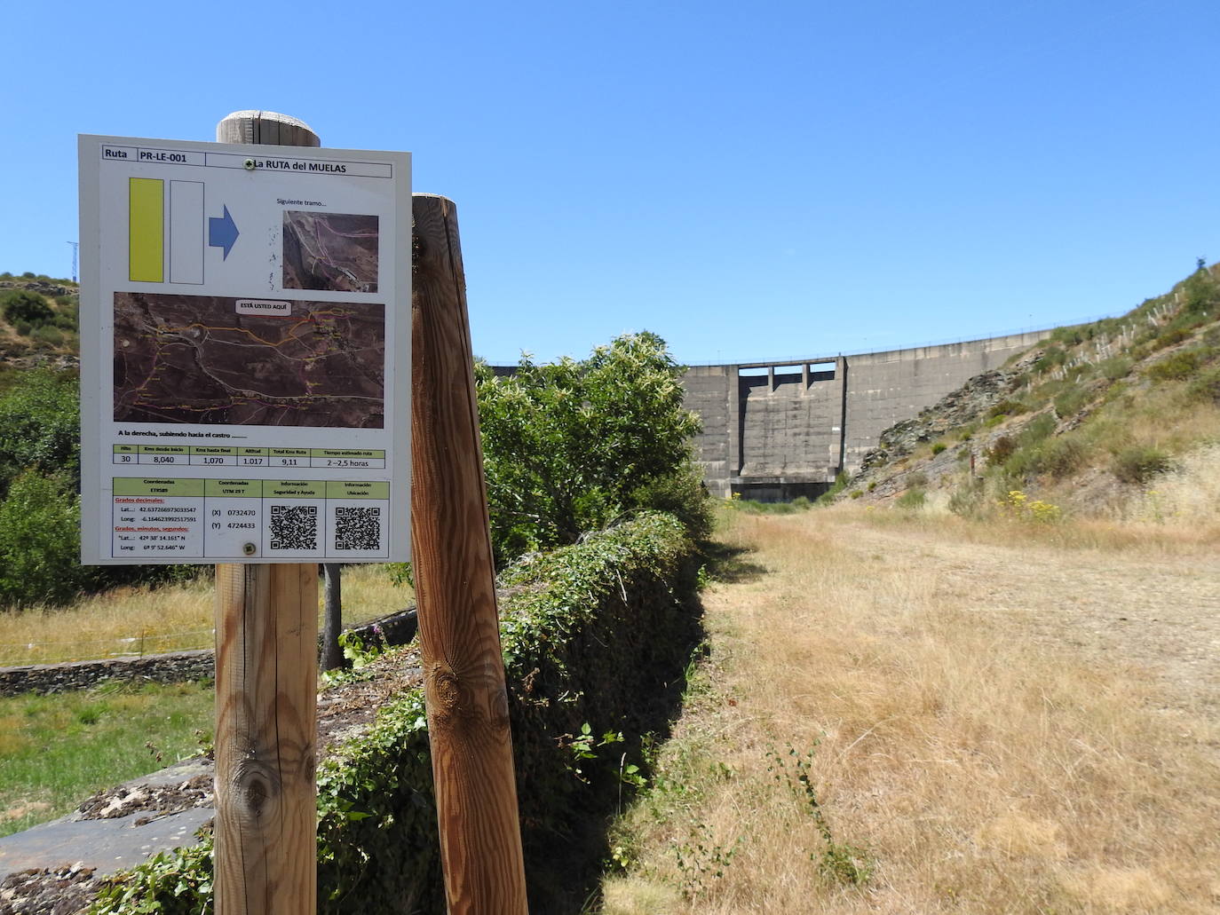 Hace más de 25 años que un enorme muro de hormigón de 38 metros de altura saluda cada mañana a los 28 vecinos de la localidad de Villagatón | La presa nunca se ha llenado aunque la previsión es que en diciembre de este mismo año se cierren sus compuertas y comience a almacenar agua. 