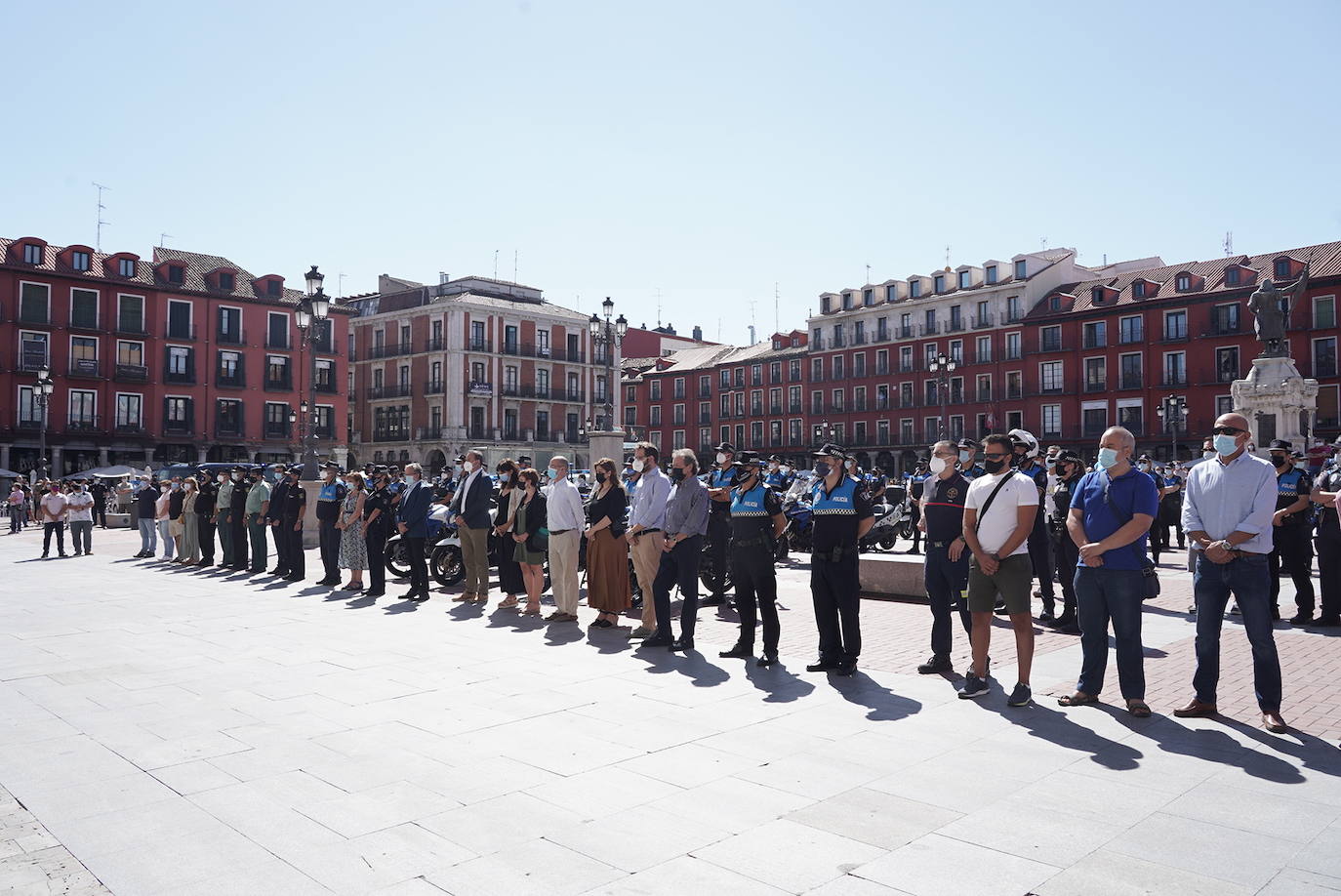 Minuto de silencio por el fallecimiento de un policía municipal de Valladolid. 