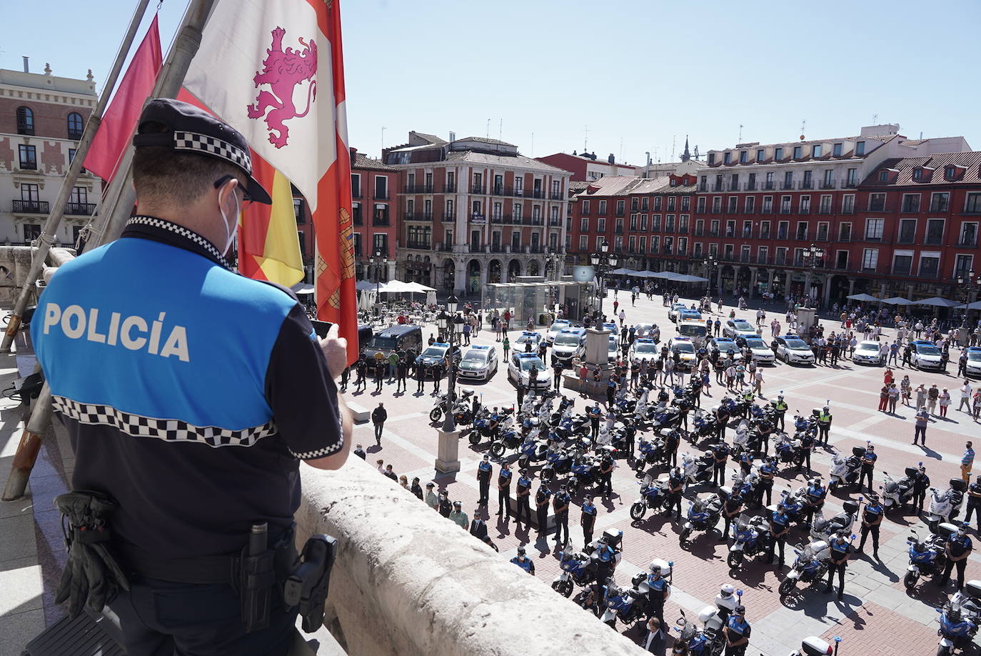 Minuto de silencio por el fallecimiento de un policía municipal de Valladolid. 