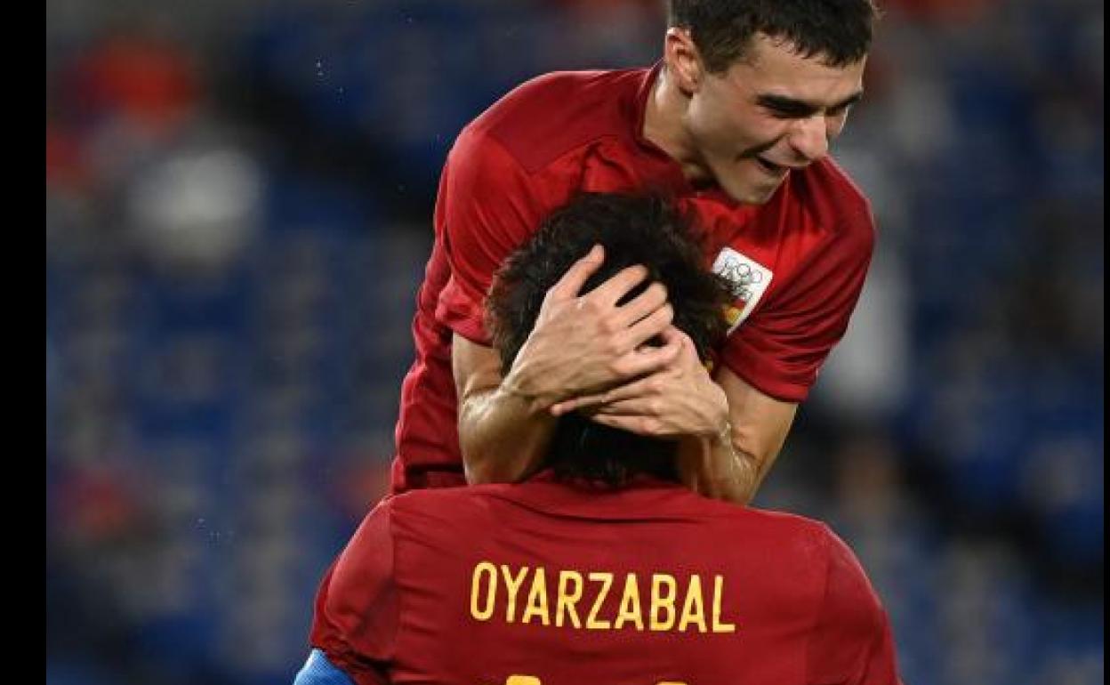 Pedri y Oyarzabal se abrazan en el gol de España