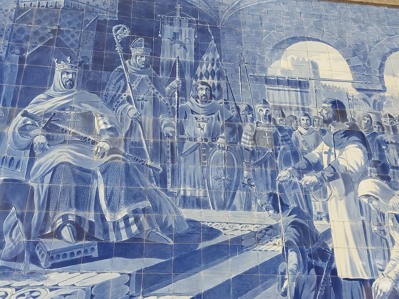 Dos de los vistosos murales de la Estación de Sao Bento de Oporto recogen dos capítulos que reflejan la estrecha ligazón histórica entre León y Portugal