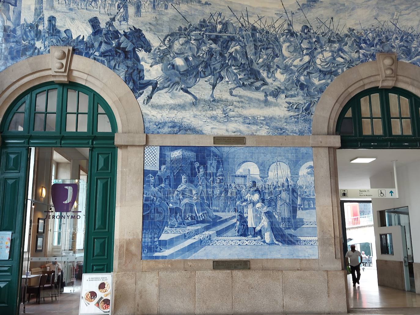 Dos de los vistosos murales de la Estación de Sao Bento de Oporto recogen dos capítulos que reflejan la estrecha ligazón histórica entre León y Portugal