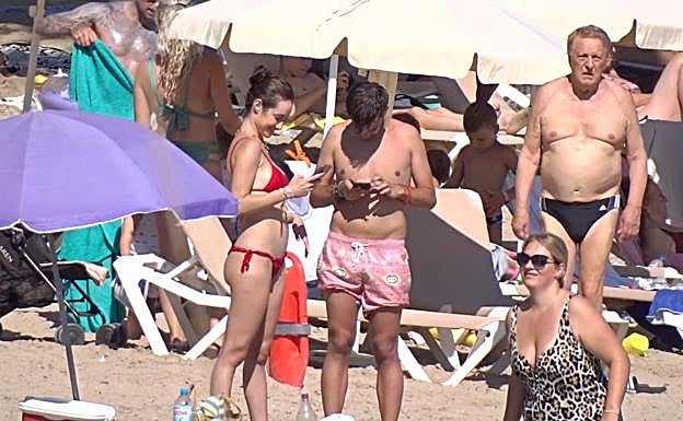 Adara disfruta del sol de Ibiza acompañada de un buen amigo