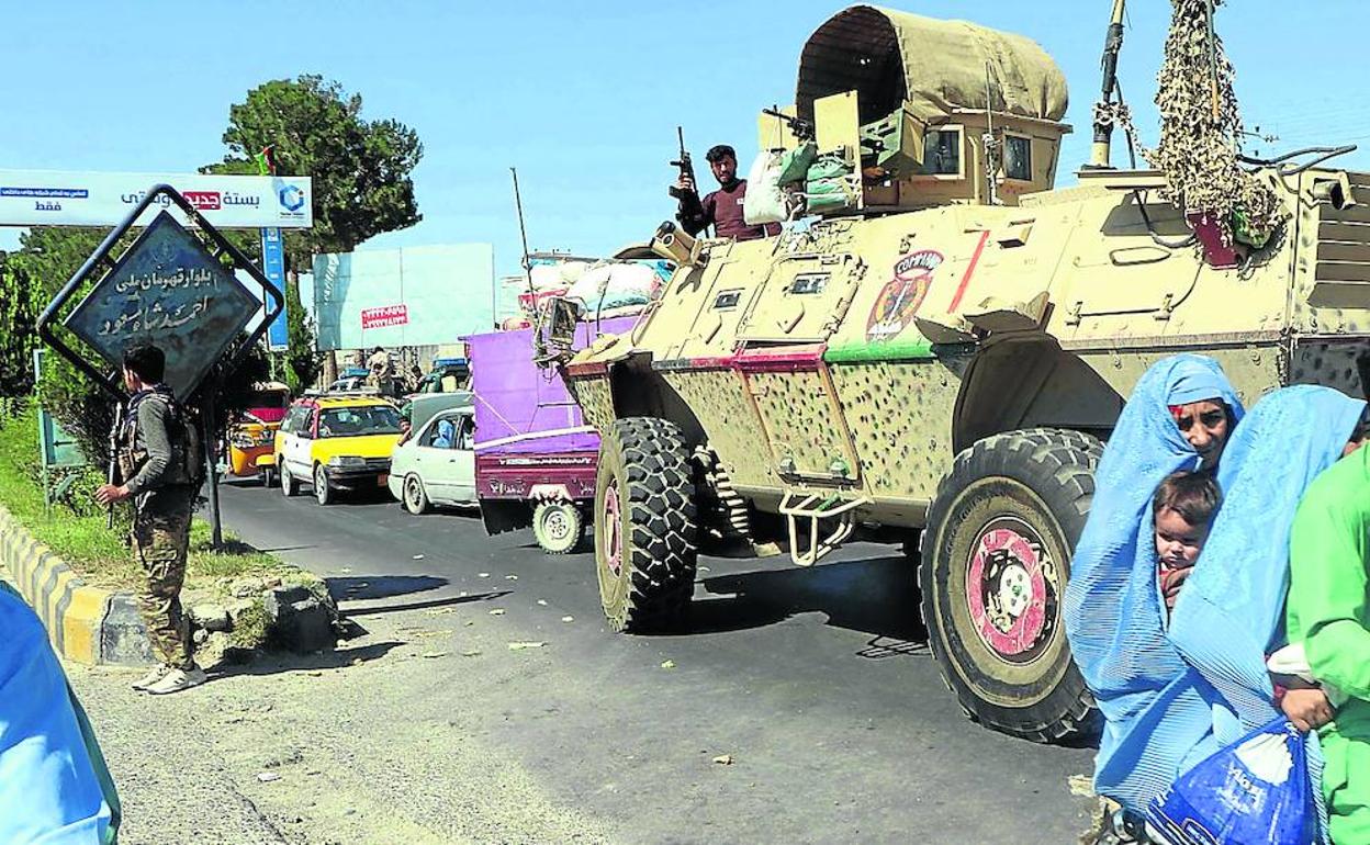 Fuerzas de seguridad afganas patrullan tras intensos combates con los talibanes para recuperar el control en partes de la ciudad de Herat. 