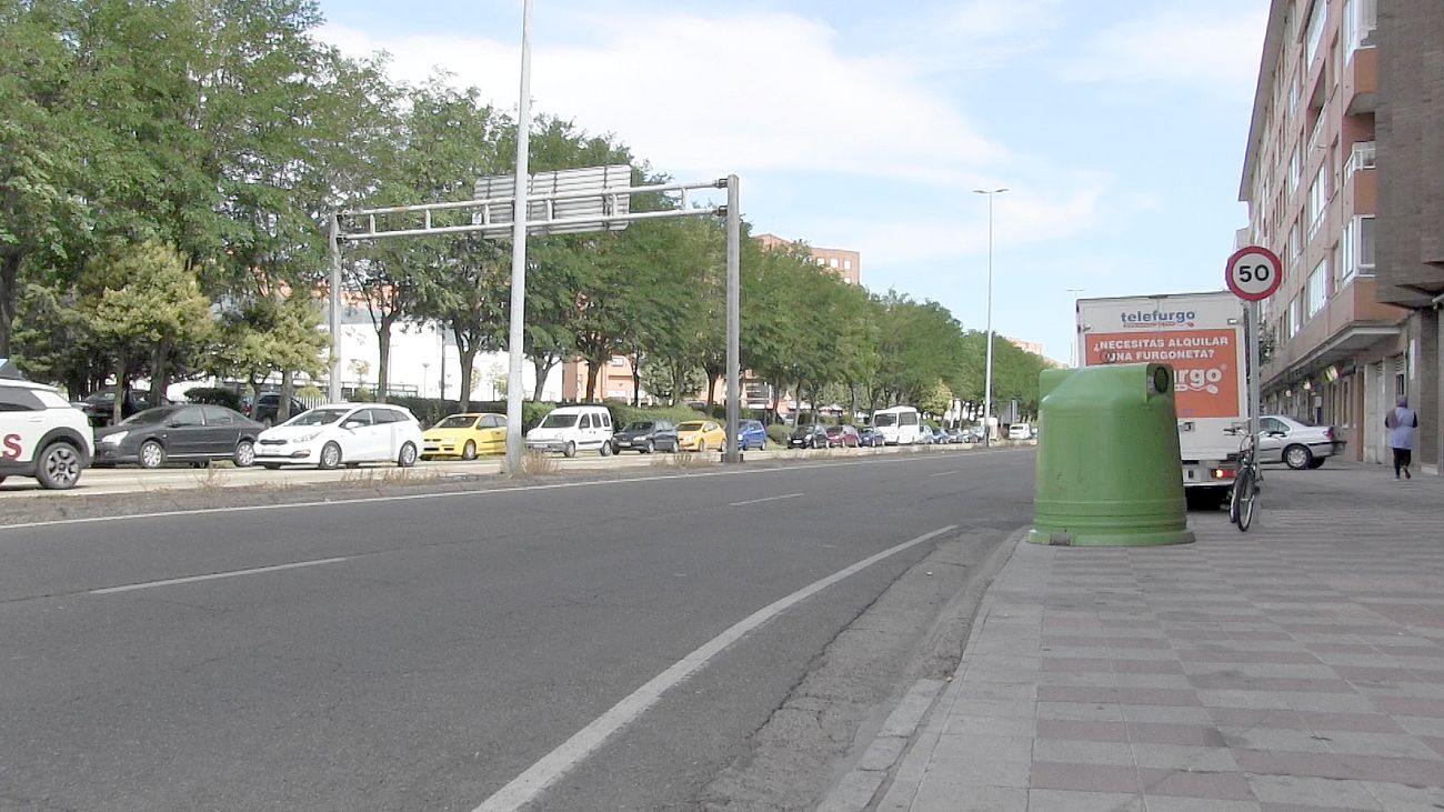 La inversión se asumirá con una aportación de la junta de 160.000 euros | Contemplará mejoras en aceras, pasillo central, mobiliario urbano y un nuevo paso de peatones directo hacia el Polígono X desde la calle Francisco Molleda. 