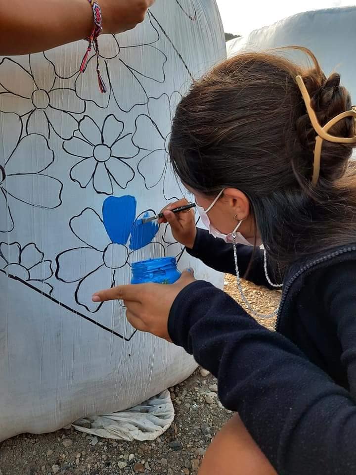 Una iniciativa del Ayuntamiento de Burón, extendida a los de Acebedo y Maraña, convierte los tradicionales paquetones de paja en la base para singulares obras infantiles. 