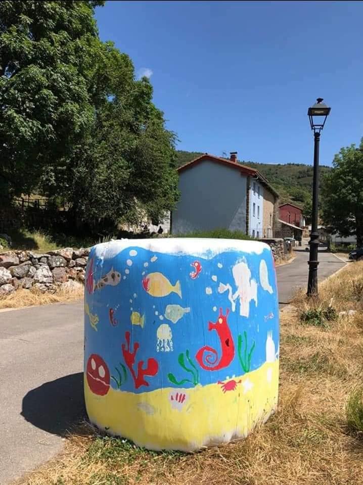 Una iniciativa del Ayuntamiento de Burón, extendida a los de Acebedo y Maraña, convierte los tradicionales paquetones de paja en la base para singulares obras infantiles. 