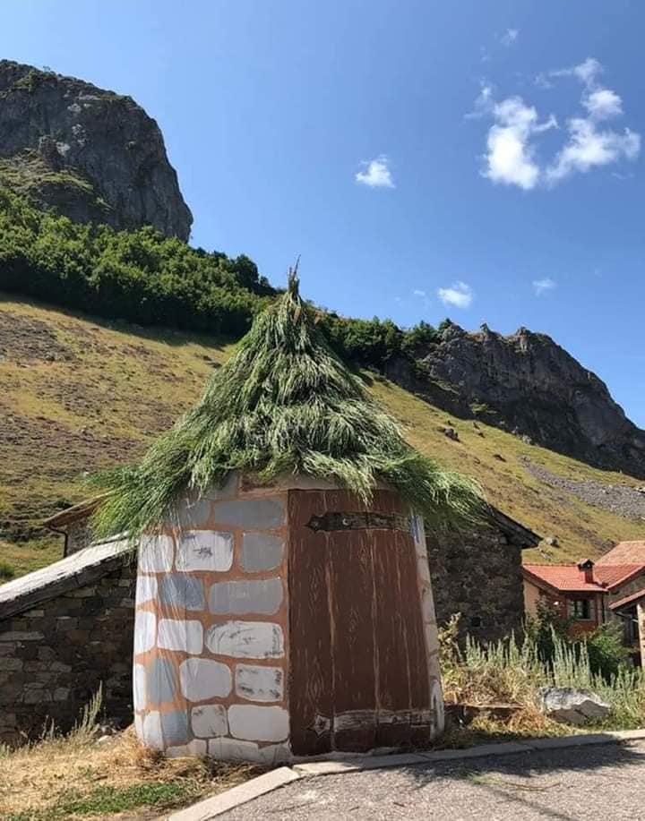 Una iniciativa del Ayuntamiento de Burón, extendida a los de Acebedo y Maraña, convierte los tradicionales paquetones de paja en la base para singulares obras infantiles. 