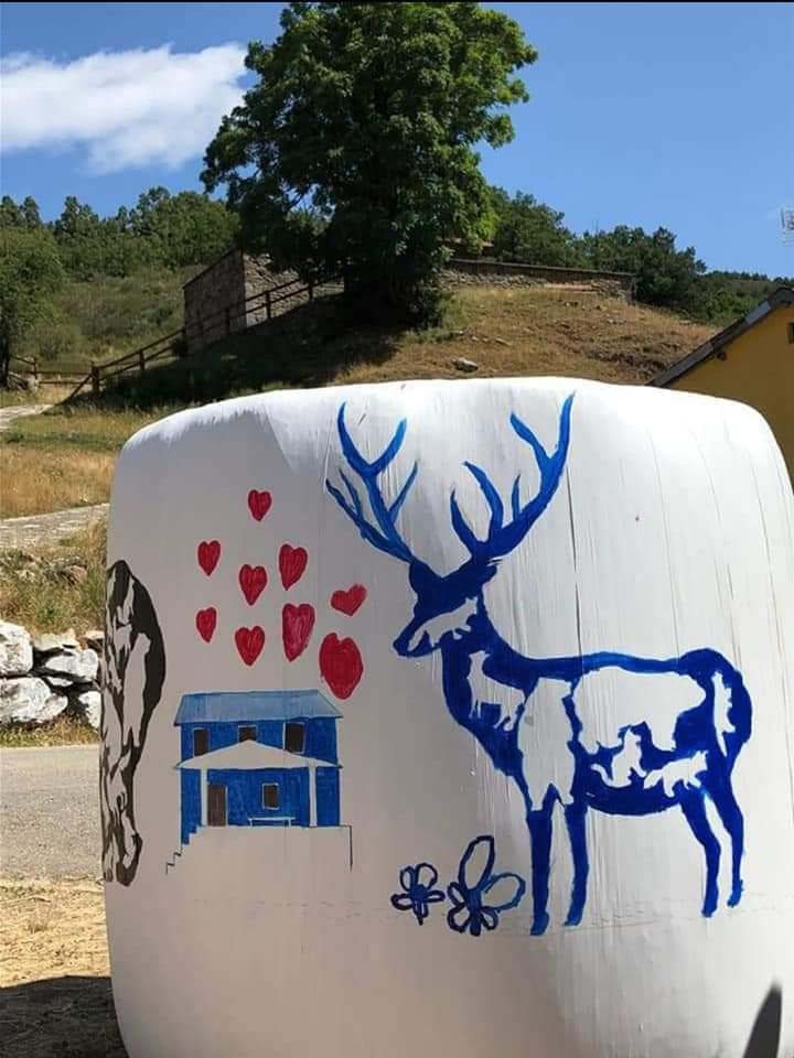 Una iniciativa del Ayuntamiento de Burón, extendida a los de Acebedo y Maraña, convierte los tradicionales paquetones de paja en la base para singulares obras infantiles. 