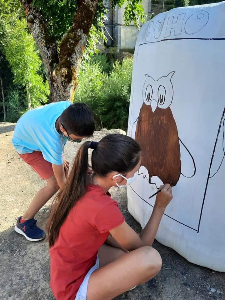 Una iniciativa del Ayuntamiento de Burón, extendida a los de Acebedo y Maraña, convierte los tradicionales paquetones de paja en la base para singulares obras infantiles. 