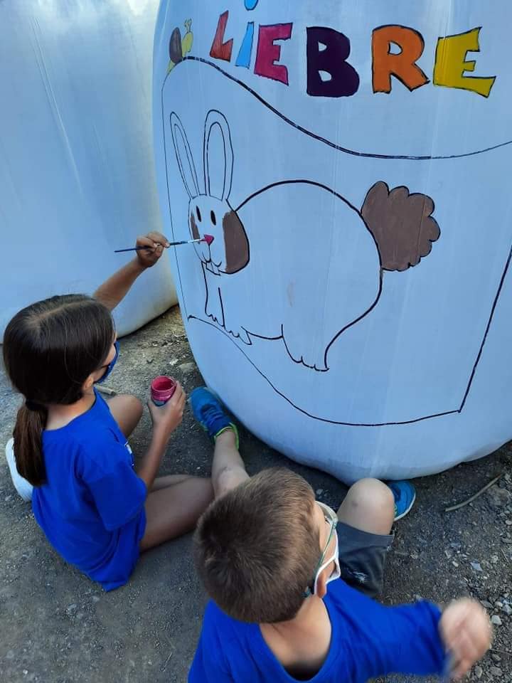 Una iniciativa del Ayuntamiento de Burón, extendida a los de Acebedo y Maraña, convierte los tradicionales paquetones de paja en la base para singulares obras infantiles. 