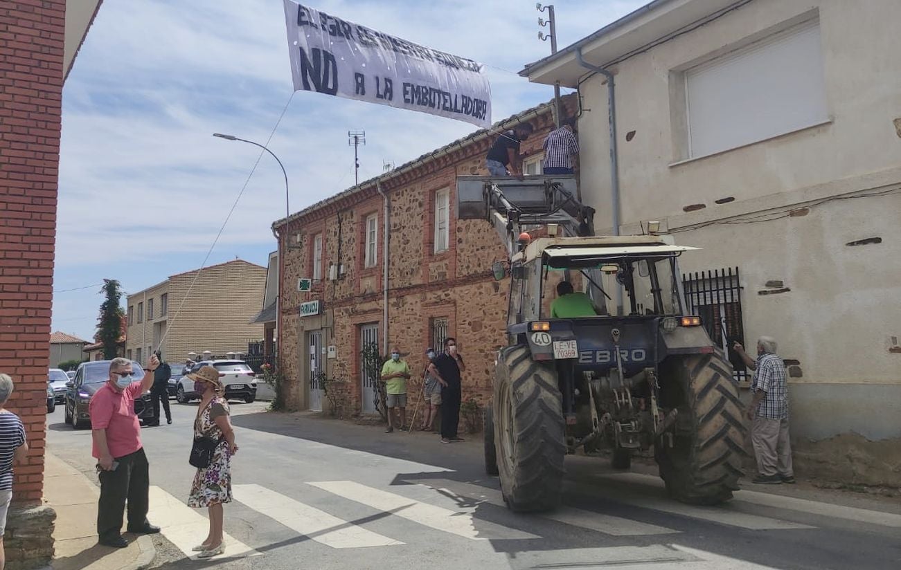 Quintana y Congosto lleva a la calle su rechazo al proyecto de planta embotelladora. 