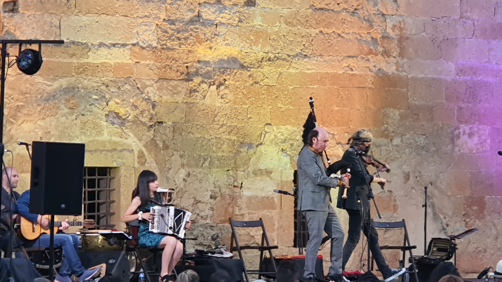El gaitero gallego Carlos Núñez protagoniza un emocionante concierto en el patio del monasterio de Sandoval con la presencia de 400 espectadores | Simbólico y espectacular concierto que sorprendía en la noche de Mansilla Mayor. 
