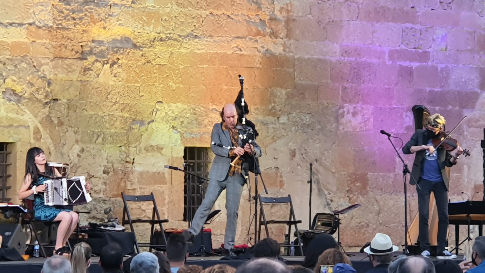 El gaitero gallego Carlos Núñez protagoniza un emocionante concierto en el patio del monasterio de Sandoval con la presencia de 400 espectadores | Simbólico y espectacular concierto que sorprendía en la noche de Mansilla Mayor. 