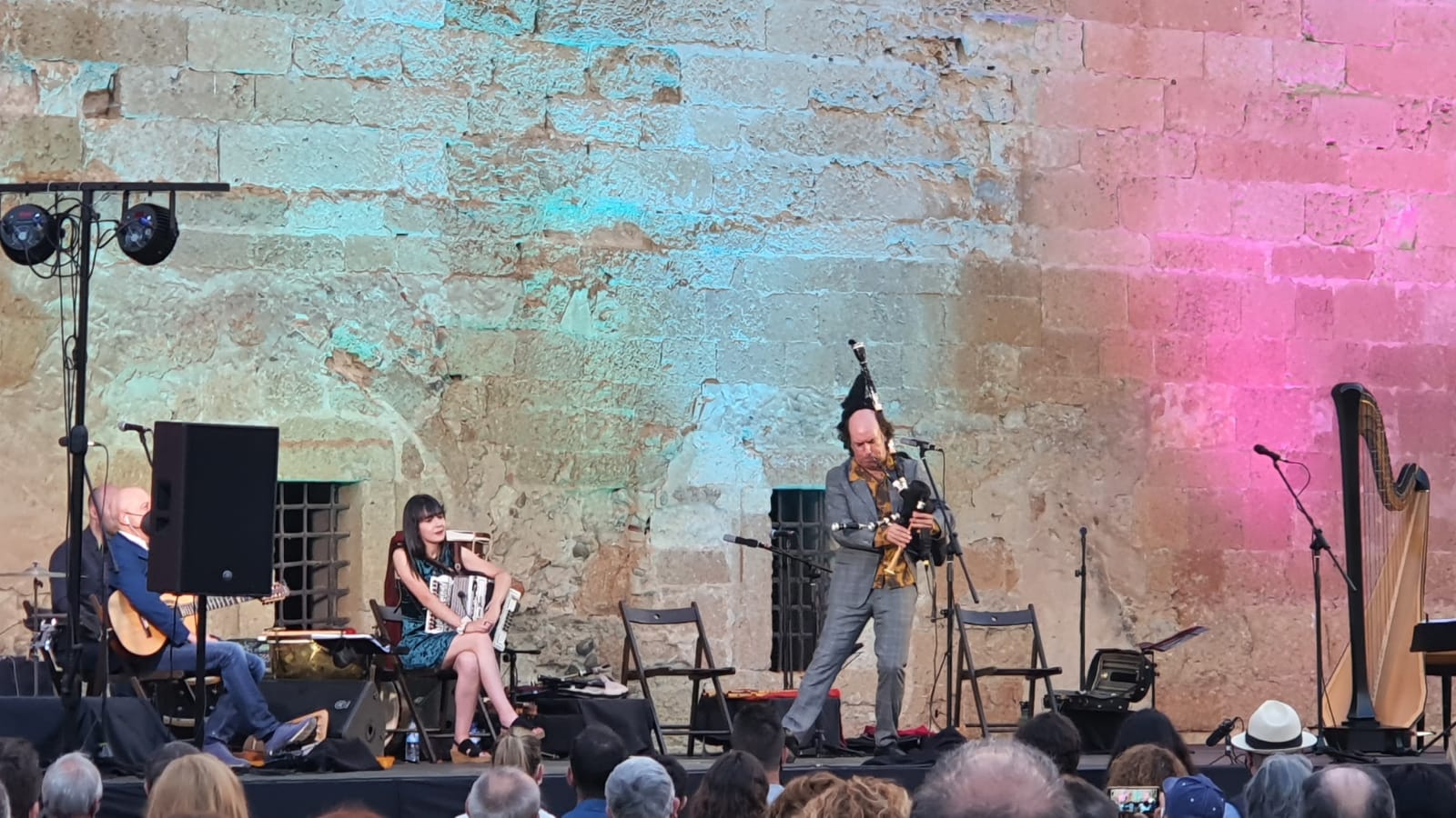El gaitero gallego Carlos Núñez protagoniza un emocionante concierto en el patio del monasterio de Sandoval con la presencia de 400 espectadores | Simbólico y espectacular concierto que sorprendía en la noche de Mansilla Mayor. 