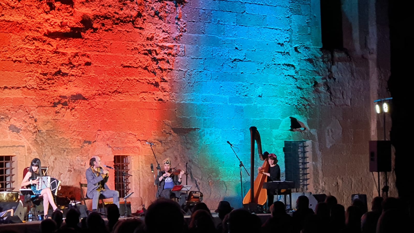 El gaitero gallego Carlos Núñez protagoniza un emocionante concierto en el patio del monasterio de Sandoval con la presencia de 400 espectadores | Simbólico y espectacular concierto que sorprendía en la noche de Mansilla Mayor. 