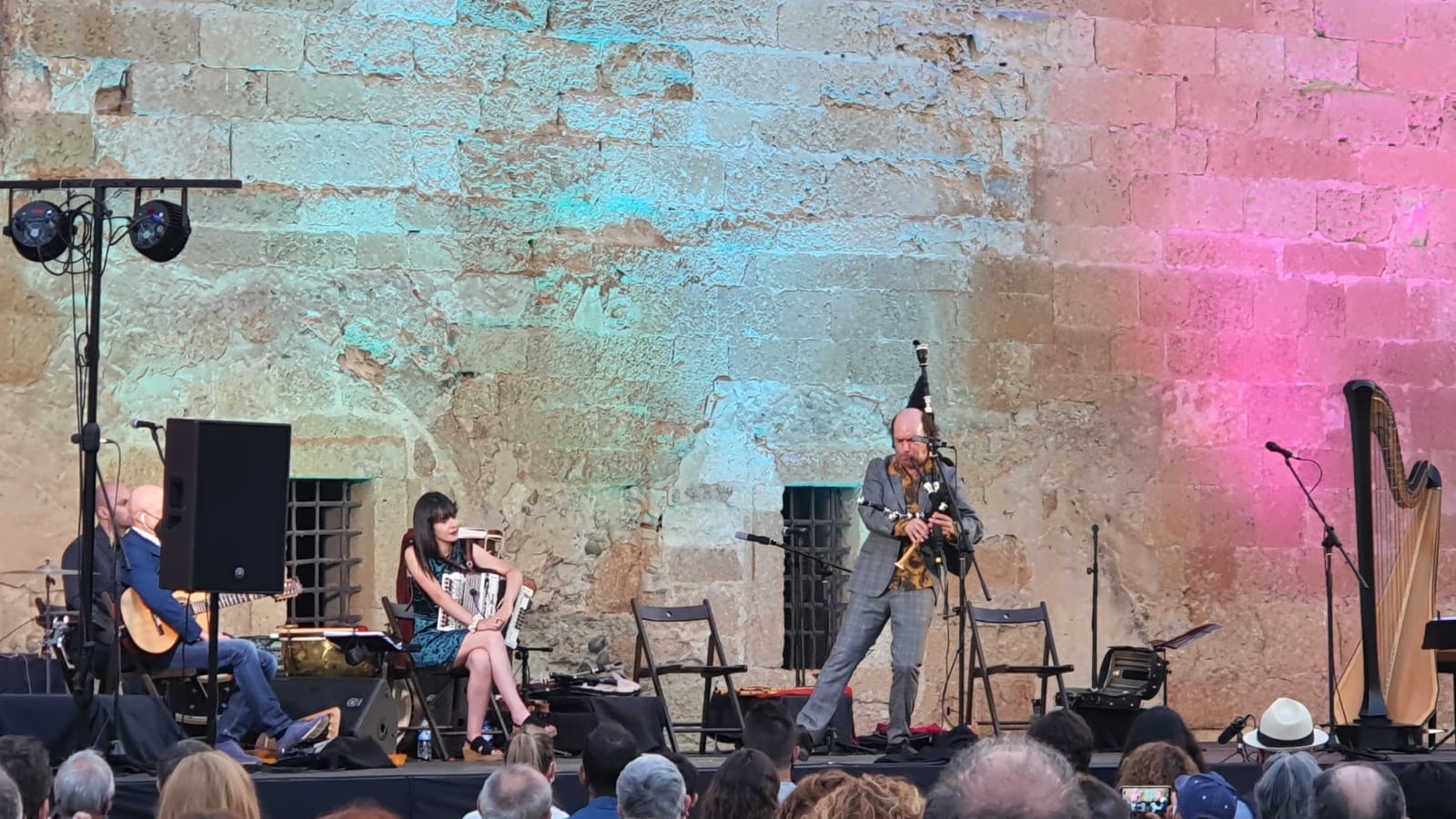 El gaitero gallego Carlos Núñez protagoniza un emocionante concierto en el patio del monasterio de Sandoval con la presencia de 400 espectadores | Simbólico y espectacular concierto que sorprendía en la noche de Mansilla Mayor. 