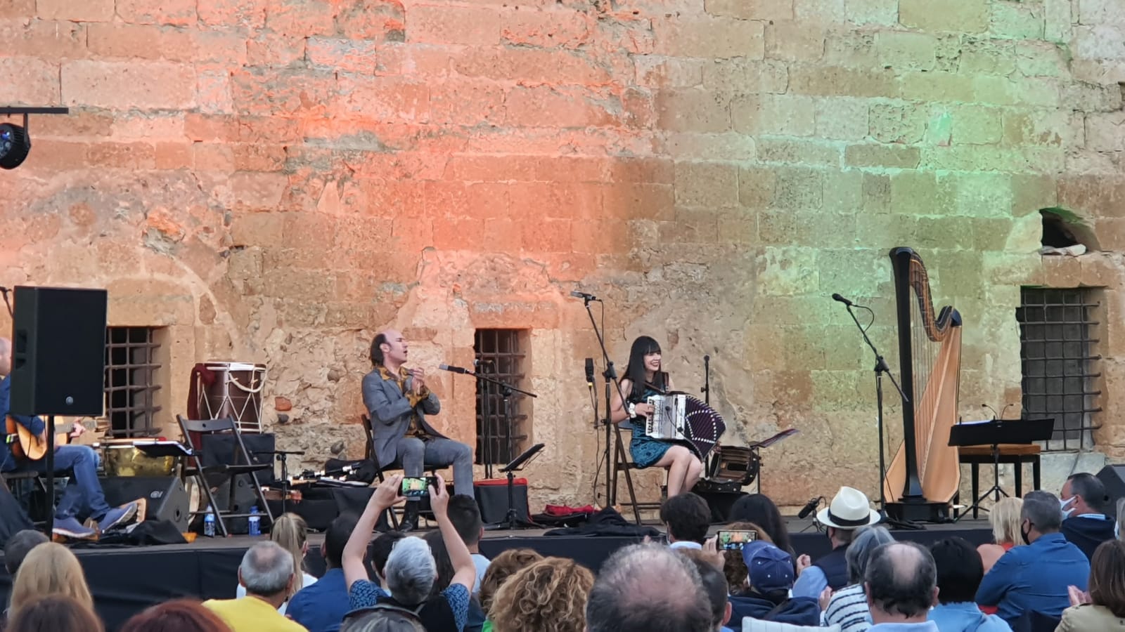 El gaitero gallego Carlos Núñez protagoniza un emocionante concierto en el patio del monasterio de Sandoval con la presencia de 400 espectadores | Simbólico y espectacular concierto que sorprendía en la noche de Mansilla Mayor. 