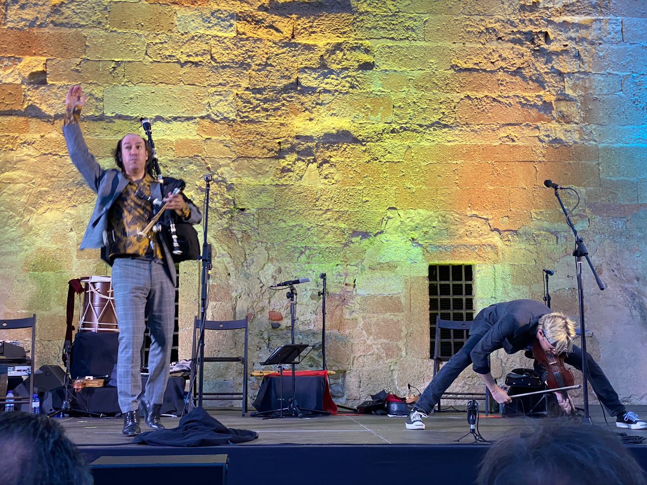 El gaitero gallego Carlos Núñez protagoniza un emocionante concierto en el patio del monasterio de Sandoval con la presencia de 400 espectadores | Simbólico y espectacular concierto que sorprendía en la noche de Mansilla Mayor. 