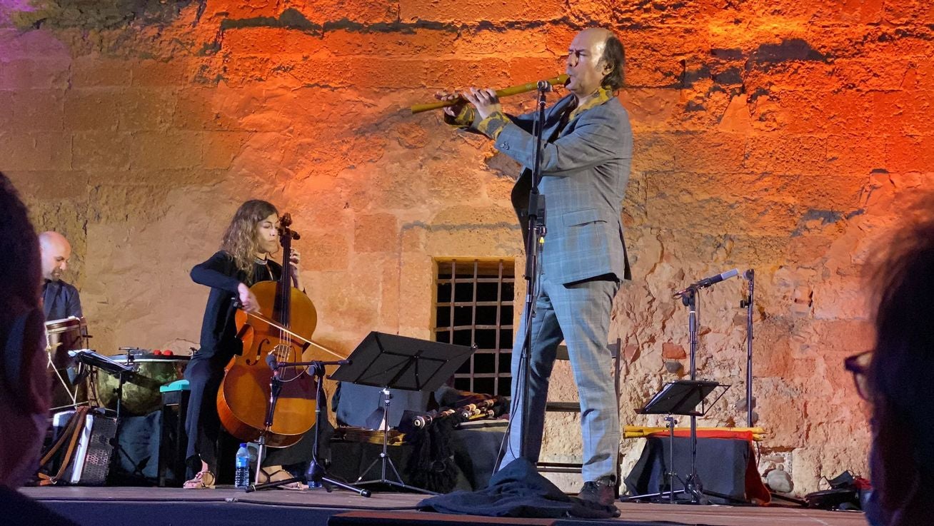 El gaitero gallego Carlos Núñez protagoniza un emocionante concierto en el patio del monasterio de Sandoval con la presencia de 400 espectadores | Simbólico y espectacular concierto que sorprendía en la noche de Mansilla Mayor. 