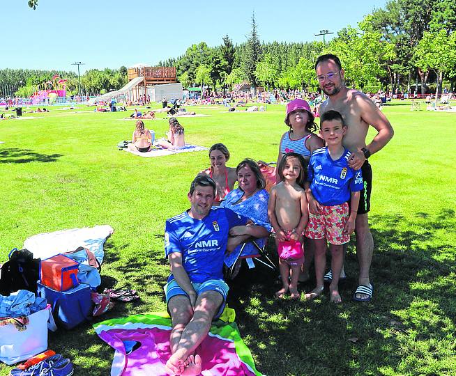 Piscinas, campings, mercados y plazas se llenan de asturianos durante la época estival