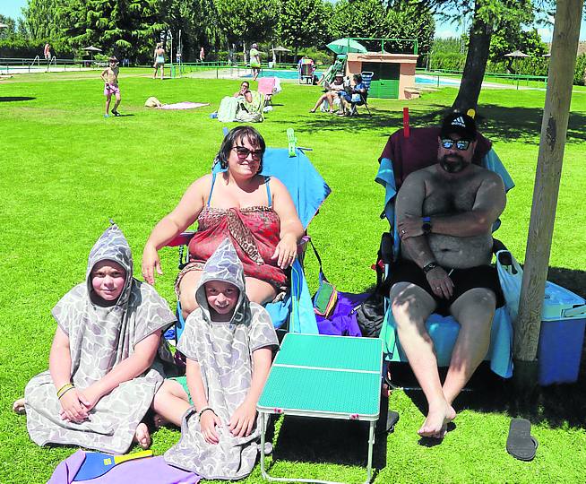 Piscinas, campings, mercados y plazas se llenan de asturianos durante la época estival