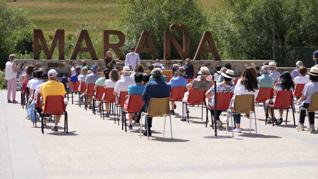 El aventurero leonés es recibido por vecinos y autoridades de la localidad de la montaña en un reconocimiento que pretende poner en valor «su defensa de la zona» y su carácter como 'embajador' de la localidad. 