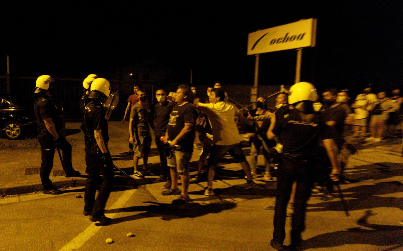 La dirección de la planta se levanta de las negociaciones con la representación de los trabajadores | La Policía interviene al intentar los trabajadores entrar al edificio en el que se celebraban las negociaciones | Contenedores quemados y cargas policiales de madrugada. 