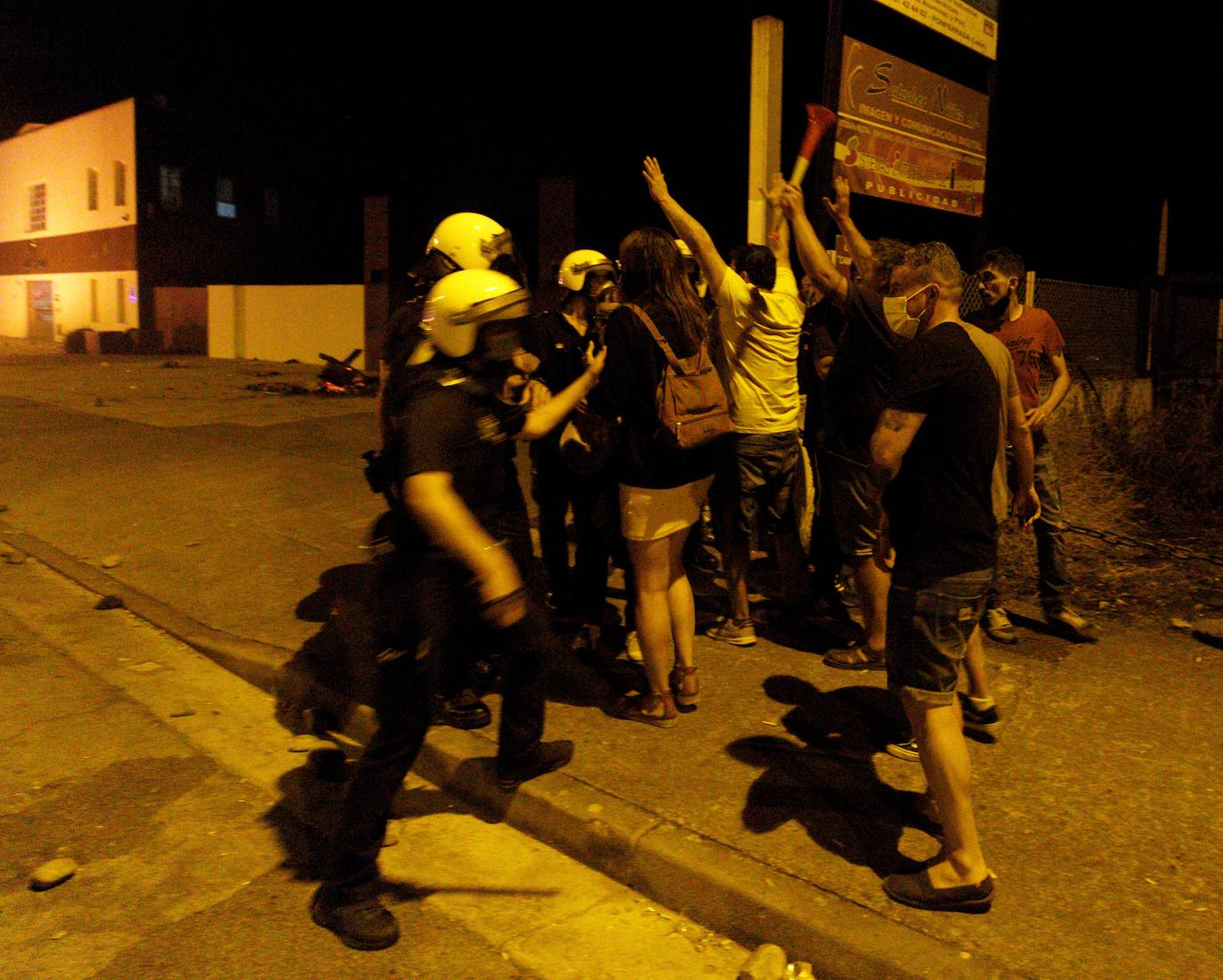 La dirección de la planta se levanta de las negociaciones con la representación de los trabajadores | La Policía interviene al intentar los trabajadores entrar al edificio en el que se celebraban las negociaciones | Contenedores quemados y cargas policiales de madrugada. 