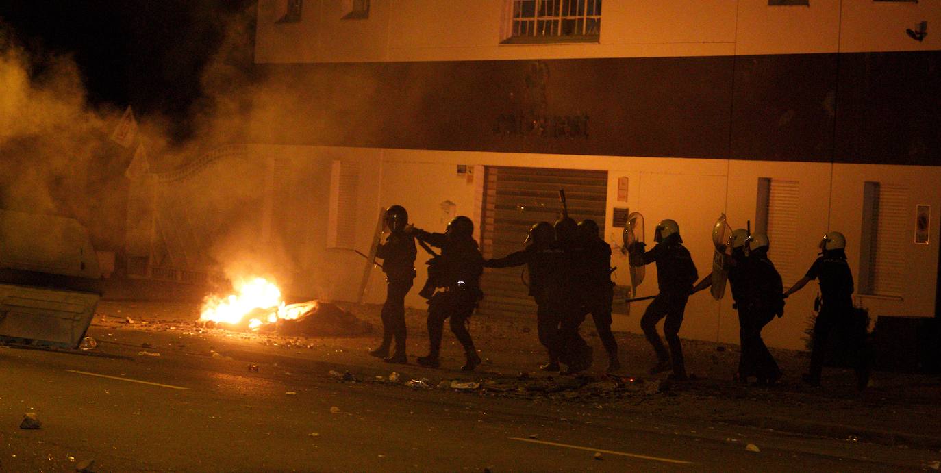 La dirección de la planta se levanta de las negociaciones con la representación de los trabajadores | La Policía interviene al intentar los trabajadores entrar al edificio en el que se celebraban las negociaciones | Contenedores quemados y cargas policiales de madrugada. 