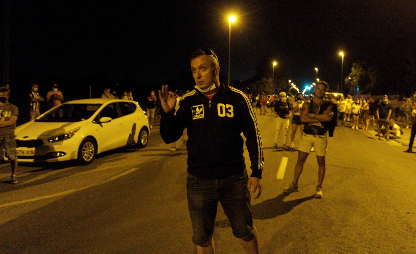 La dirección de la planta se levanta de las negociaciones con la representación de los trabajadores | La Policía interviene al intentar los trabajadores entrar al edificio en el que se celebraban las negociaciones | Contenedores quemados y cargas policiales de madrugada. 