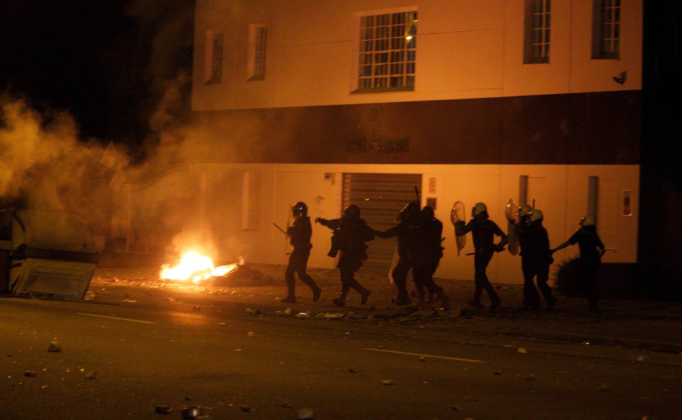 La dirección de la planta se levanta de las negociaciones con la representación de los trabajadores | La Policía interviene al intentar los trabajadores entrar al edificio en el que se celebraban las negociaciones | Contenedores quemados y cargas policiales de madrugada. 