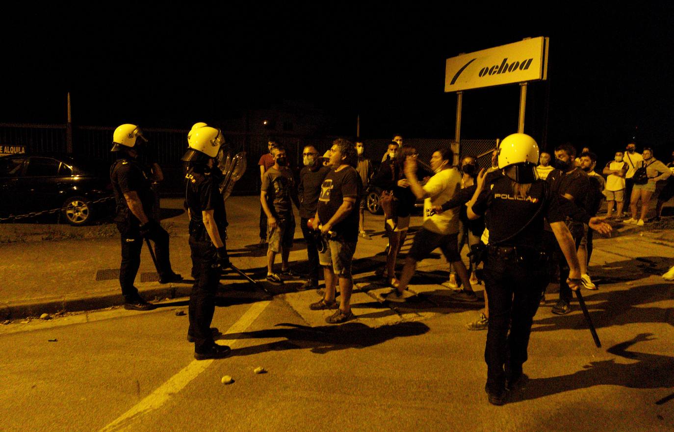 La dirección de la planta se levanta de las negociaciones con la representación de los trabajadores | La Policía interviene al intentar los trabajadores entrar al edificio en el que se celebraban las negociaciones | Contenedores quemados y cargas policiales de madrugada. 