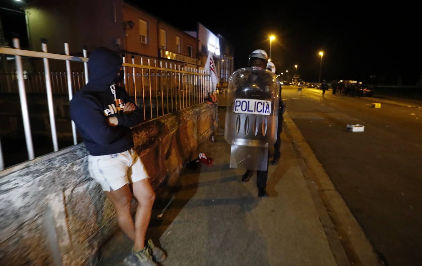 La dirección de la planta se levanta de las negociaciones con la representación de los trabajadores | La Policía interviene al intentar los trabajadores entrar al edificio en el que se celebraban las negociaciones | Contenedores quemados y cargas policiales de madrugada. 