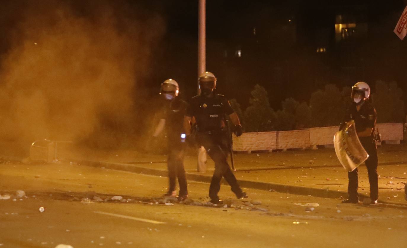 La dirección de la planta se levanta de las negociaciones con la representación de los trabajadores | La Policía interviene al intentar los trabajadores entrar al edificio en el que se celebraban las negociaciones | Contenedores quemados y cargas policiales de madrugada. 