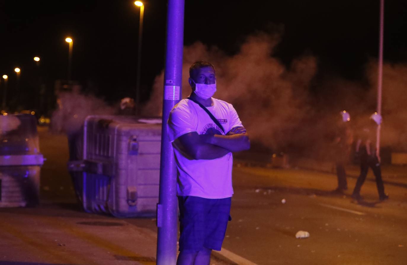 La dirección de la planta se levanta de las negociaciones con la representación de los trabajadores | La Policía interviene al intentar los trabajadores entrar al edificio en el que se celebraban las negociaciones | Contenedores quemados y cargas policiales de madrugada. 