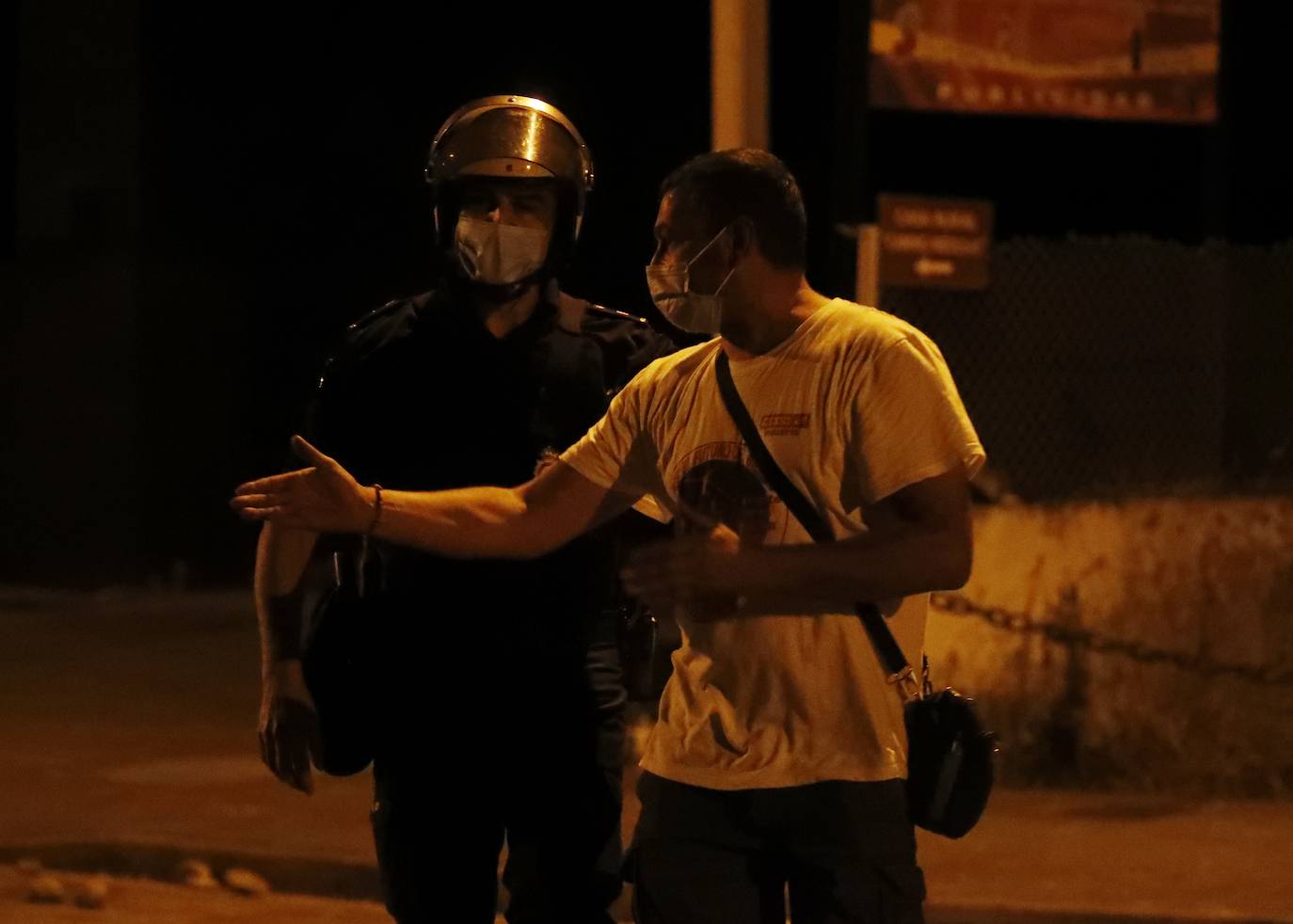 La dirección de la planta se levanta de las negociaciones con la representación de los trabajadores | La Policía interviene al intentar los trabajadores entrar al edificio en el que se celebraban las negociaciones | Contenedores quemados y cargas policiales de madrugada. 