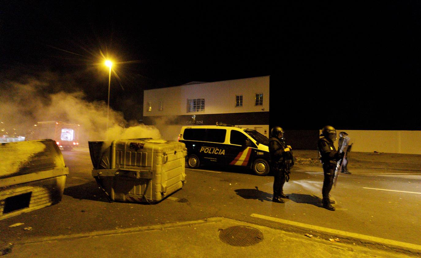 La dirección de la planta se levanta de las negociaciones con la representación de los trabajadores | La Policía interviene al intentar los trabajadores entrar al edificio en el que se celebraban las negociaciones | Contenedores quemados y cargas policiales de madrugada. 