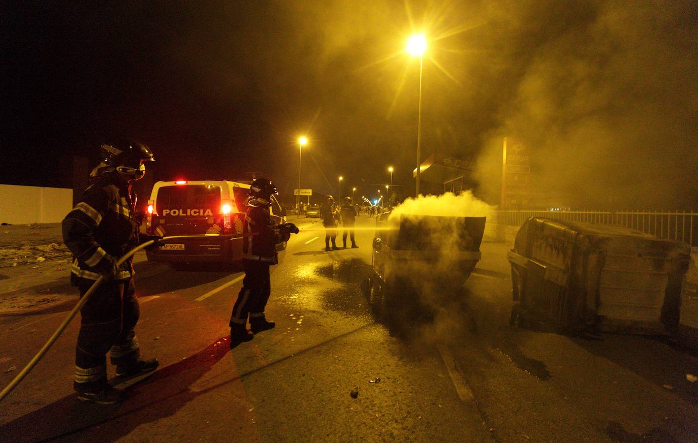 La dirección de la planta se levanta de las negociaciones con la representación de los trabajadores | La Policía interviene al intentar los trabajadores entrar al edificio en el que se celebraban las negociaciones | Contenedores quemados y cargas policiales de madrugada. 